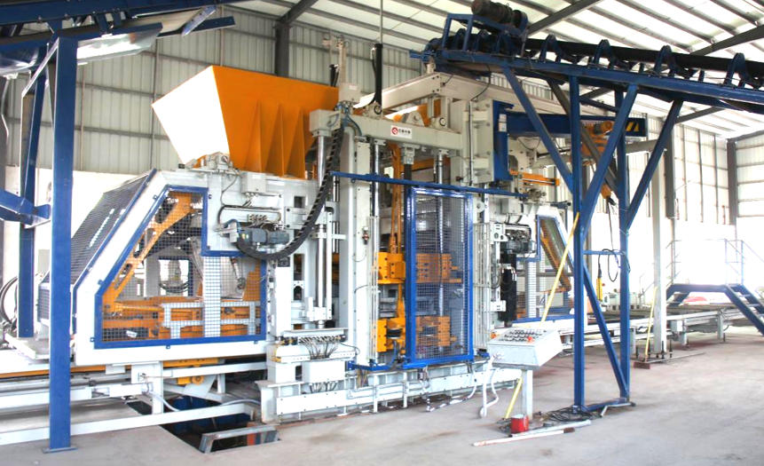 Οι μηχανές τούβλων Quangong δίνουν το σημάδι τους στη Νότια Κίνα—Τούβλα πλακόστρωσης και τούβλα σε σχήμα διαμαντιού που χειρίζονται μία μηχανή